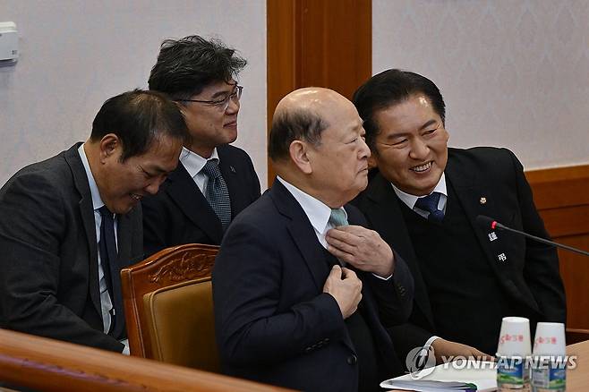 대화하는 국회측 법률대리인단 (서울=연합뉴스) 임화영 기자 = 정청래 국회 탄핵소추단장이 3일 서울 종로구 헌법재판소 소심판정에서 열린 윤석열 대통령 탄핵 심판 2차 변론준비기일에 국회측 소추 대리인단과 대화하고 있다. 2025.1.3 [공동취재] hwayoung7@yna.co.kr