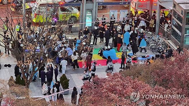 성남 야탑동 복합건축물 화재 현장 (서울=연합뉴스) 3일 경기 성남시 분당구 야탑동 한 복합건축물 화재 현장에서 사람들이 건물 밖으로 대피하고 있다. 2025.1.3  [독자 제공. 재판매 및 DB 금지] zjin@yna.co.kr