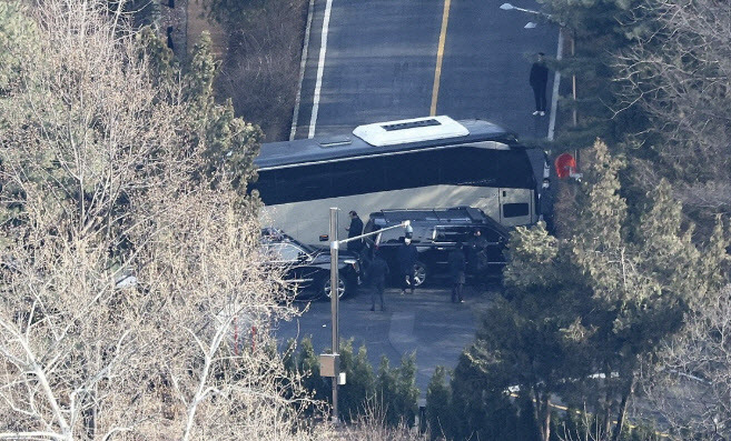 3일 서울 용산구 한남동 대통령 관저 경내 도로를 대통령 경호 인원들이 차량으로 막고 있다.(사진=연합뉴스)