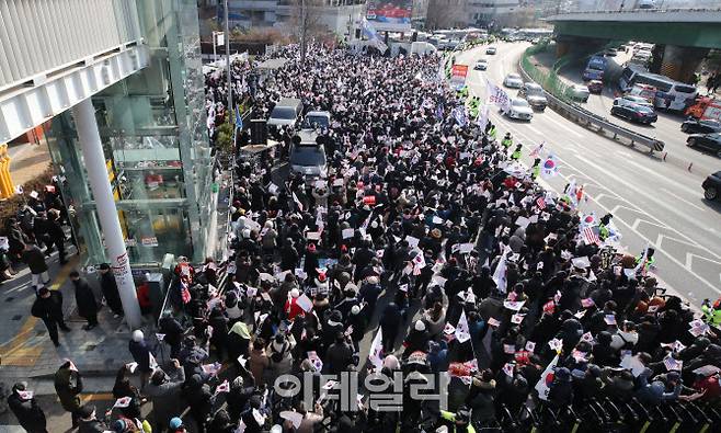 123 비상계엄 사태로 내란 혐의를 받고 있는 윤석열 대통령에 대한 체포영장의 집행이 임박한 3일 오전 서울 용산구 한남동 대통령 관저 앞에서 인근에 윤석열 대통령 지지자들이 구호를 외치고 있다.(사진=이데일리 이영훈 기자)