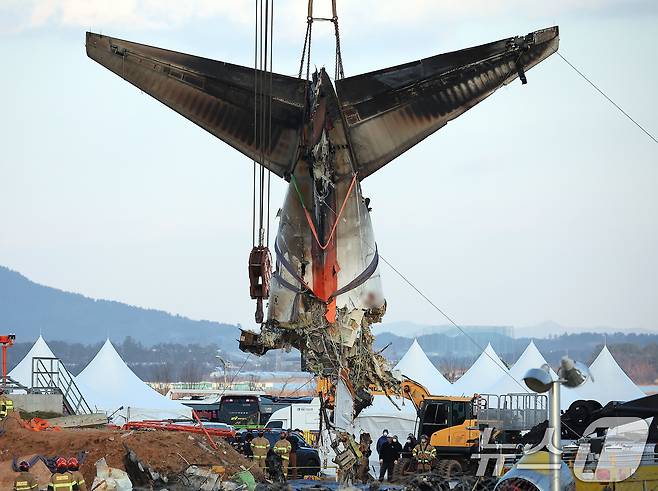 제주항공 여객기 참사 엿새째인 3일 오후 전남 무안국제공항 참사 현장에서 제주항공 7C2216편 사고 기체의 꼬리 부분이 크레인에 의해 인양되고 있다. 2025.1.3/뉴스1 ⓒ News1 김진환 기자