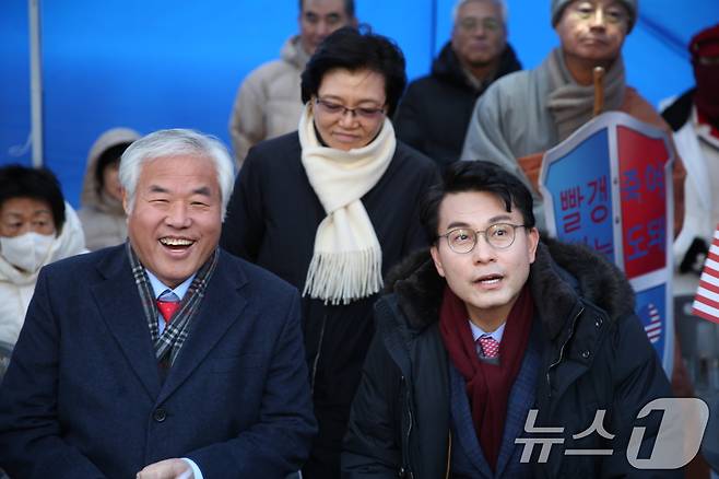 윤상현 국민의힘 의원이 지난 12월 28일 오후 서울 종로구 세종대로에서 열린 대한민국바로세우기국민운동본부(대국본) 주최 '자유민주주의 수호 광화문 국민혁명대회'에 참석해 전광훈 목사(왼쪽)와 대화를 나누고 있다. (대국본 제공) 2024.12.28/뉴스1 ⓒ News1 김진환 기자