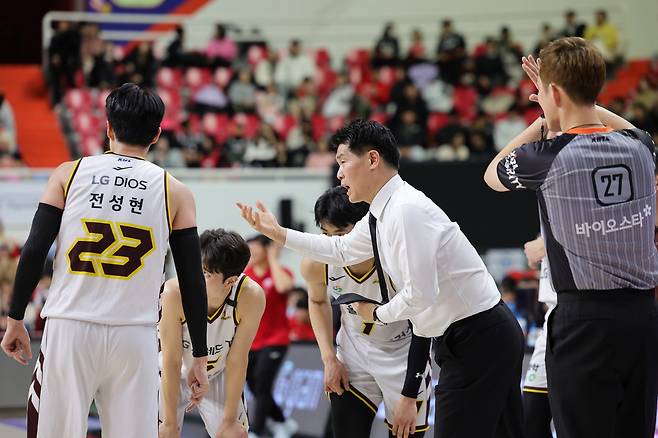 창원 LG의 조상현 감독(오른쪽)과 전성현. (KBL 제공)