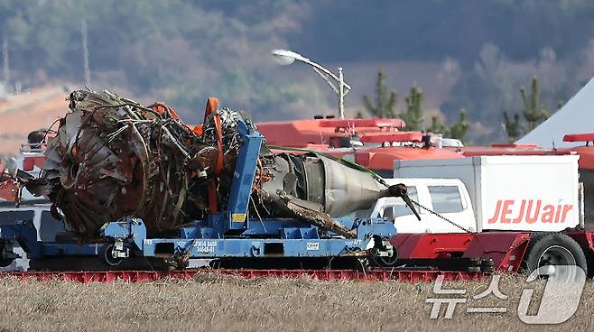 제주항공 여객기 참사 7일째인 4일 오후 전남 무안국제공항 참사 현장에서 로컬라이저(방위각시설) 둔덕에 파묻힌 제주항공 7C2216편의 엔진이 실린 트럭이 이동하고 있다. 2025.1.4/뉴스1 ⓒ News1 김진환 기자