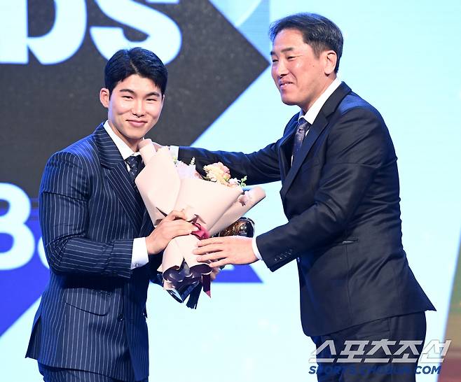 26일 롯데호텔월드에서 열린 2024 KBO 시상식, 2루수부문 수비상 키움 김혜성이 고형욱 단장의 축하를 받고 있다. 잠실=허상욱 기자 wook@sportschosun.com/2024.11.26/