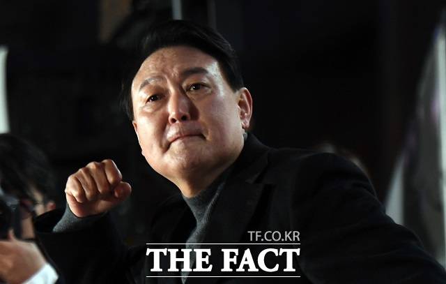 서울 한남동 관저에 칩거 중인 윤석열 대통령이 새해 첫날 관저 앞에서 탄핵 반대 집회를 연 지지자들에게 친필 서명이 담긴 편지를 보냈다. 이 편지에는 "끝까지 싸울 것"이라는 내용이 담겼다. /임영무 기자