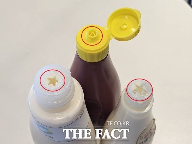 국내 유통되는 튜브형 마요네즈 제품은 소스를 짰을 때 형태가 뭉개지지 않으면서 디자인 요소를 가미하기 위해 입구가 별 모양으로 설계됐다. 사진은 대상 '청정원 고소한 마요네즈'(왼쪽), 오뚜기 '고소한 골드 마요네스'(오른쪽), 오뚜기 '1/2 하프 케챂'의 입구 모양 /우지수 기자