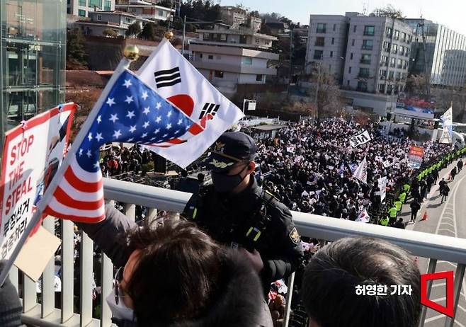 3일 아침 윤석열 대통령에 대한 체포영장 집행을 위해 공수처 관계자들이 서울 한남동 대통령 관저에 들어간 가운데 윤 대통령 지지자들이 관저 인근 한남동 도로에 모여 탄핵 반대 집회를 하고 있다. 허영한 기자