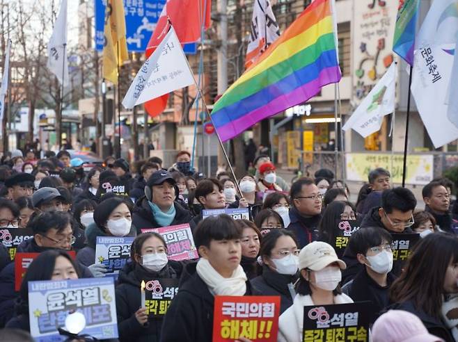 광주비상행동은 4일 오후 광주 금남로 전일빌딩245 앞에서 ‘추모와 연대의 광주시민대행진’ 집회를 진행했다. 이날 약 2,000여명의 시민들은 애도의 뜻을 담아 검은 색 계통 옷과 리본을 달고 참여했다.