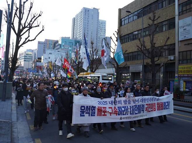 광주비상행동은 4일 오후 광주 금남로 전일빌딩245 앞에서 ‘추모와 연대의 광주시민대행진’ 집회를 진행했다. 이날 약 2,000여명의 시민들은 애도의 뜻을 담아 검은 색 계통 옷과 리본을 달고 참여했다. 집회 후 참석자들은 금남로 일대를 행진했다. 송보현 기자