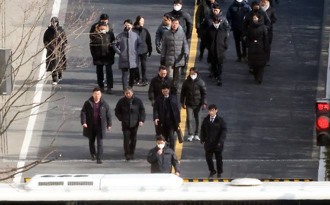 고위공직자범죄수사처가 윤석열 대통령의 체포영장 집행에 나선 지난 3일 서울 용산구 한남동 대통령 관저 경내에서 공수처 수사관 등이 집행을 중지하고 철수하는 모습. /연합뉴스