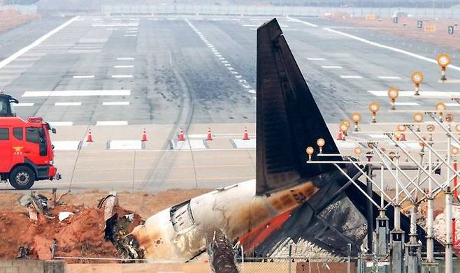 지난달 30일 전남 무안국제공항 활주로에 전날 발생한 제주항공 참사 여객기의 잔해와 동체 착륙의 흔적이 남아 있다.ⓒ뉴시스