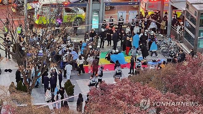 3일 경기 성남시 분당구 야탑동 한 복합건축물 화재 현장에서 사람들이 건물 밖으로 대피하고 있다. ⓒ연합뉴스