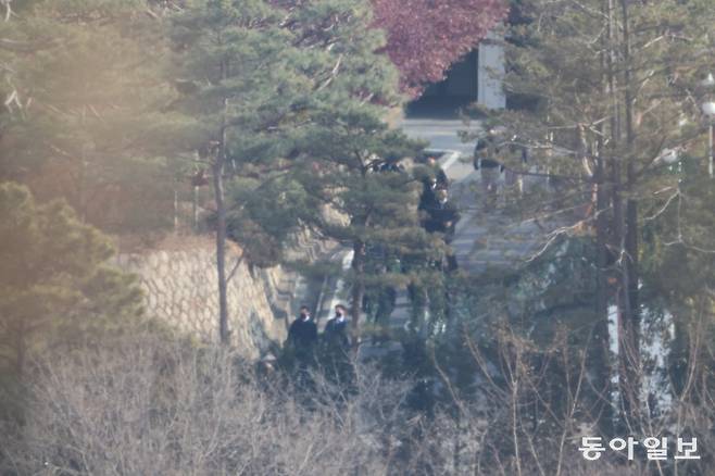 공수처와 경찰 관계자들이 윤석열 대통령 체포영장 집행 시도를 중지하고 대통령 관저에서 철수하고 있다. 전영한 기자 scoopjyh@donga.com