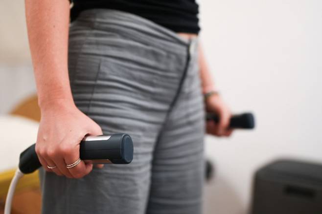 최근에는 체질량지수(BMI)를 넘어 ‘생체저항전기분석법’ 등을 이용해 비만을 다양하게 측정한다. 생체저항전기분석법을 이용해 비만을 측정하는 모습. 게티이미지뱅크 제공