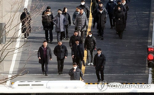 고위공직자범죄수사처가 윤석열 대통령의 체포영장 집행에 나선 3일 서울 용산구 한남동 대통령 관저 경내에서 공수처 수사관 등이 내려오고 있다. [연합뉴스]