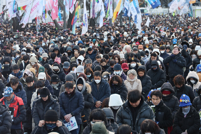 4일 오후 서울 종로구 광화문광장 인근에서 윤석열 즉각퇴진·사회대개혁 비상행동(비상행동)이 5차 시민대행진을 열어 참석자들이 제주항공 참사 추모를 위한 묵념을 하고 있다. 신소영 기자 viator@hani.co.kr