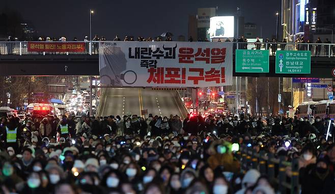 5차 범시민대행진을 마친 윤석열퇴진·사회대개혁 비상행동과 민주노총 노조원 등이 4일 저녁 서울 용산구 한남동 대통령 관저 앞에서 ‘윤석열 즉각 체포 촉구 긴급행동’ 집회를 열어 구호를 외치고 있다. 신소영 기자 viator@hani.co.kr