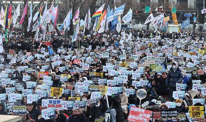 4일 오후 서울 종로구 광화문광장 인근에서 윤석열 즉각퇴진·사회대개혁 비상행동이 5차 시민대행진을 열어 참석자들이 손팻말을 들고 구호를 외치고 있다. 신소영 기자 viator@hani.co.kr