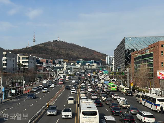 3일 오후 서울 용산구 한남동 한남대로에서 관저 방향으로 차량들이 줄지어 가다 서다를 반복하고 있다. 강지수 기자