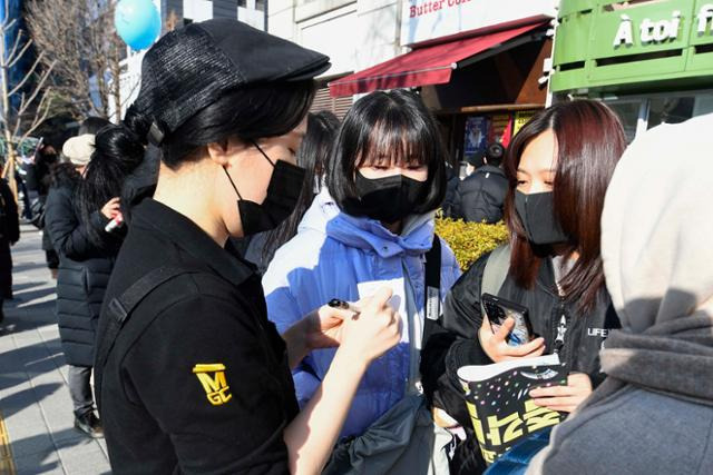 윤석열 대통령에 대한 탄핵소추안 표결이 예정된 지난달 14일 오전 서울 여의도 국회의사당 주변 커피전문점 직원이 시민들에게 '선결제' 커피 주문을 받고 있다. 류기찬 인턴기자