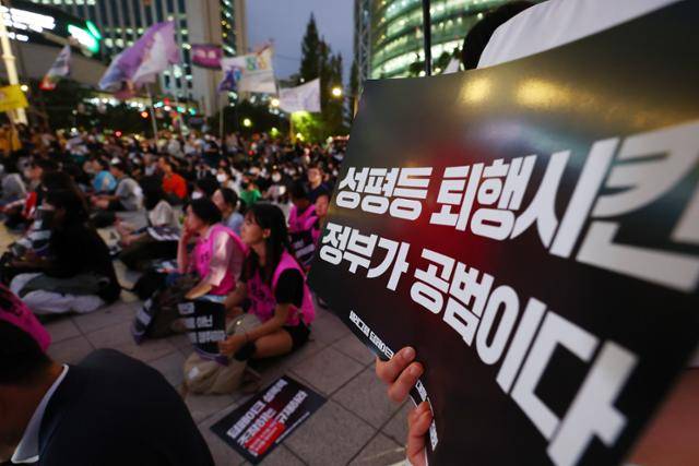 지난해 9월 6일 서울 종로구 보신각 앞에서 여성·인권·시민단체 회원들이 텔레그램 딥페이크 성폭력 대응 긴급 집회를 하고 있다. 뉴시스