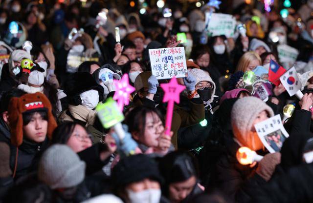 지난달 24일 서울 종로구 경복궁역 앞에서 윤석열즉각퇴진-사회대개혁 비상행동 주최로 열린 '메리퇴진 크리스마스 민주주의 응원봉 콘서트-다시 만들 세계'에서 시민들이 손 피켓과 응원봉을 들고 있다. 뉴시스