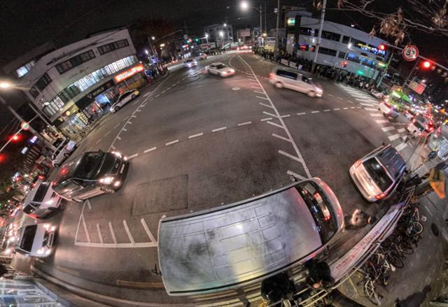 지난달 20일 서울 구로구 남구로 인력시장에서 중국어를 쓰는 외국인 노동자들이 승합차에 탑승하고 있다.