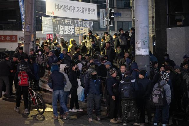 지난달 20일 서울 구로구 남구로 인력시장에 셀 수 없이 많은 외국인 무리가 일감을 기다리고 있다. 이곳은 주로 한국어를 할 줄 모르는 비숙련공 외국인들이 모이는 장소다.지난달 20일 서울 구로구 남구로 인력시장에 셀 수 없이 많은 외국인 무리가 일감을 기다리고 있다. 이곳은 주로 한국어를 할 줄 모르는 비숙련공 외국인들이 모이는 장소다.