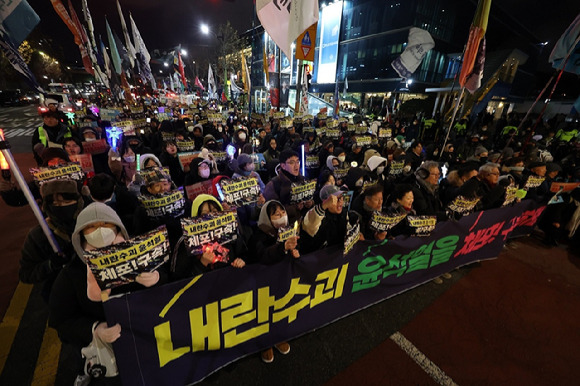 윤석열 대통령에 대한 공수처의 체포영장 집행이 불발된 3일 오후 서울 용산구 한남동 대통령 관저 인근에서 윤석열즉각퇴진·사회대개혁 비상행동 주최로 열린 탄핵 지지 집회에서 참가자들이 윤석열 체포와 구속을 촉구하고 있다.  [사진=연합뉴스]