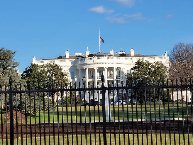 지미 카터 전 미국 대통령이 별세 다음 날인 30일(현지시간) 워싱턴 DC 백악관에 조기가 걸려 있다. 연합뉴스