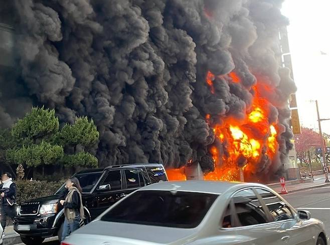3일 경기 성남시 분당구 야탑동 한 복합건축물에서 화재가 발생해 불길과 연기가 치솟고 있다. 사진=연합뉴스(독자 제공)