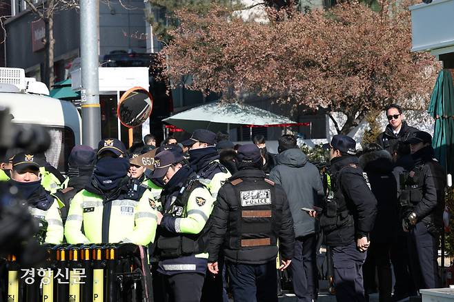 고위공직자범죄수사처가 윤석열 대통령에 대한 체포영장 집행을 시도했다 실패한 다음날인 4일 서울 용산구 한남동 관저 앞을 경찰과 경호처 직원들이 지키고 있다. 정효진 기자