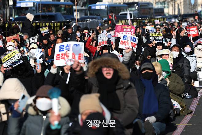 고위공직자범죄수사처가 윤석열 대통령에 대한 체포영장 집행에 실패한 다음날인 4일 서울 용산구 한남동 관저 인근에서 전국민주노동조합총연맹 주최로 윤석열 대통령 체포를 촉구하는 집회가 열리고 있다. 정효진 기자