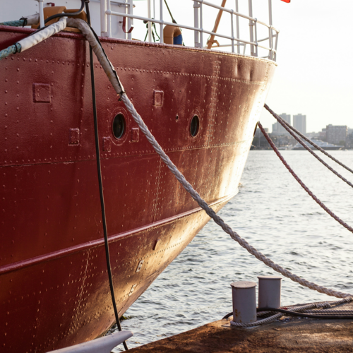 배에 송송 뚫린 구멍들의 정체는 창문, 현창이다. [사진 출처=Matthew Landers, unsplash]