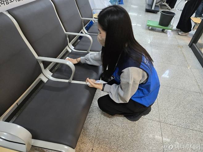 3일 오전 전남 무안국제공항 여객청사에서 자원봉사자가 청소를 하고 있다. /사진=이찬종 기자