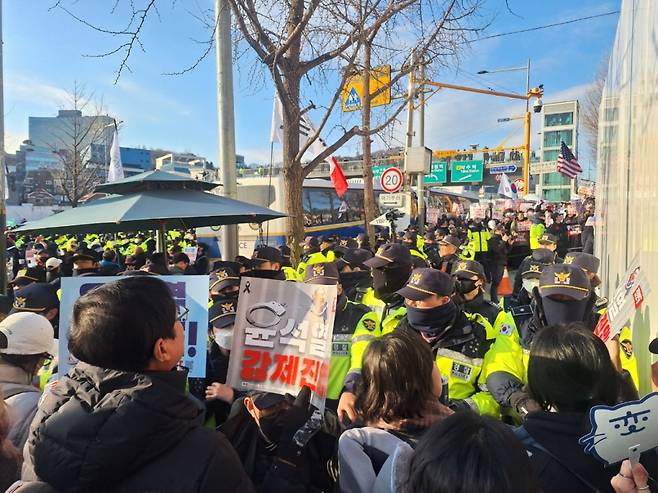 4일 오후 3시10분쯤 서울 용산구 한남동 일신빌딩 앞. 윤석열 대통령 체포를 요구하는 집회 참가자들과 윤 대통령 지지자들이 서로 구호를 외치는 모습. /사진=김지은 기자