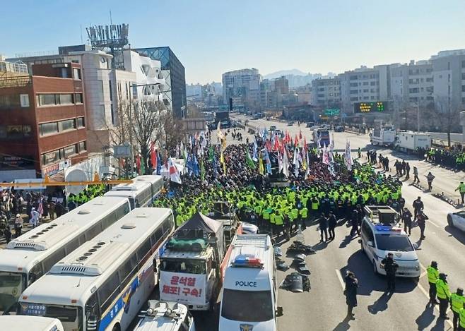 4일 오후 12시50분쯤 서울 용산구 한남동 일신빌딩 앞에 경찰과 민주노총 관계자들이 대치하고 있는 모습. /사진=오석진 기자