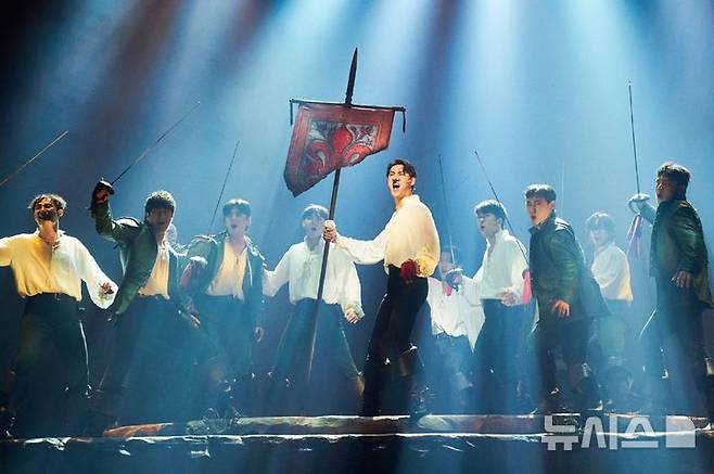 [서울=뉴시스] 뮤지컬 '시라노'에서 가스콘 용병대 리프라이즈. (사진=RG컴퍼니, CJ ENM 제공) photo@newsis.com *재판매 및 DB 금지