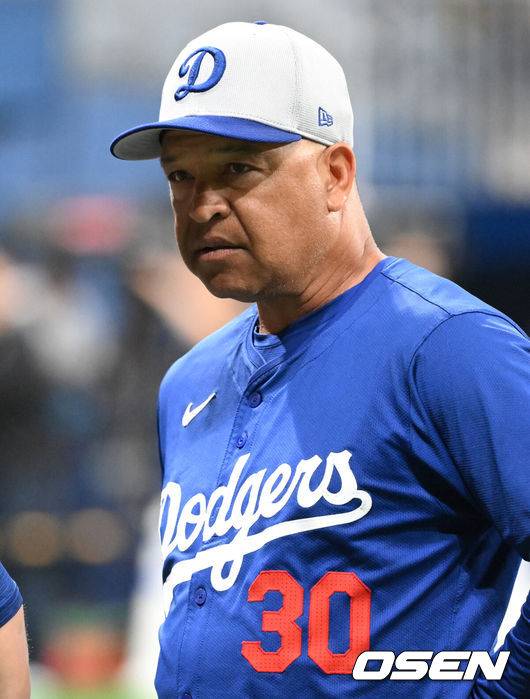 [OSEN=고척, 이대선 기자] 16일 서울 고척스카이돔에서 ‘메이저리그 월드투어 서울 시리즈 2024’ LA 다저스의 공식 훈련이 진행됐다.LA 다저스 데이브 로버츠 감독이 훈련 중인 선수들을 바라보고 있다. 2024.03.16 /sunday@osen.co.kr