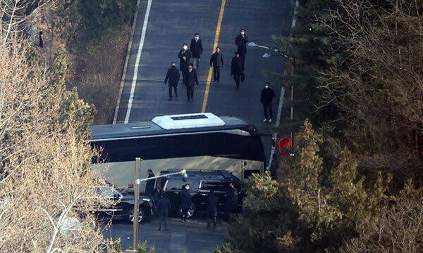 공수처의 윤석열 대통령에 대한 체포영장 집행이 중지된 3일 오후 서울 용산구 한남동 대통령 관저에서 관계자들이 철수하고 있다. 뉴시스