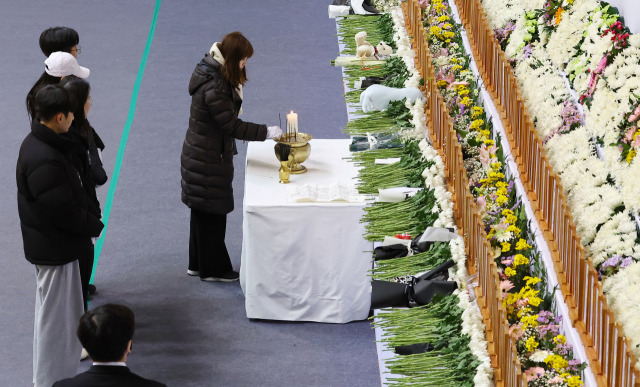 제주항공 여객기 참사 국가 애도 기간 마지막 날인 4일 전남 무안군 무안종합스포츠파크에 마련된 합동분향소를 찾은 시민들이 조문하고 있다. 연합뉴스