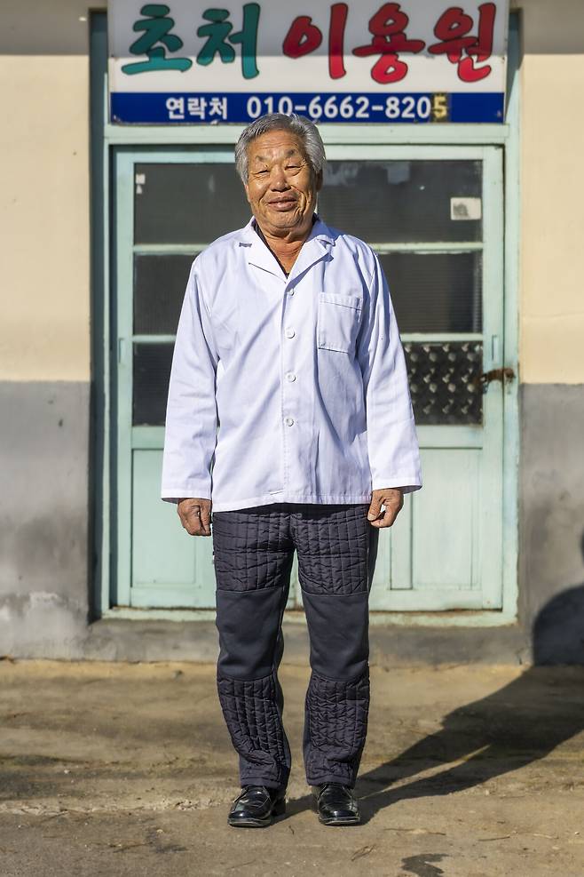 열여덟 살 무렵 이발소 일을 시작한 전북 김제의 장영 이발사.ⓒ김경원