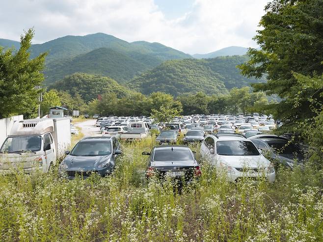 강원도 정선 사북읍 강원랜드 인근 전당포 주차장에 저당 잡힌 차량들이 주차돼 있다.