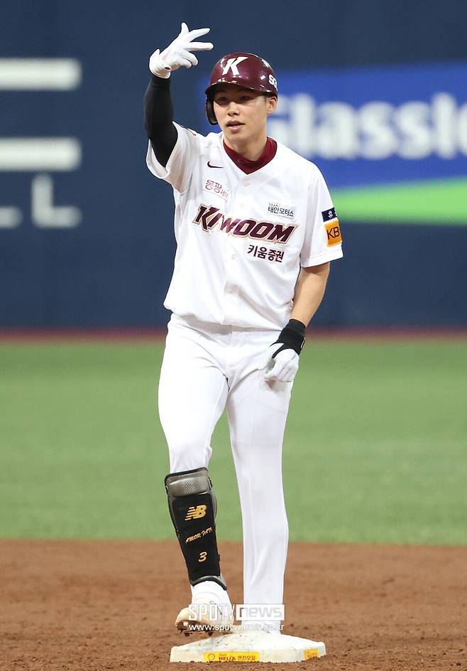▲ 키움 김혜성은 지난 시즌 개막에 앞서 메이저리그 진출을 공식 선언했고 고타율을 유지하는 한편 홈런과 타점에서 커리어 하이를 작성하며 자신의 가치를 드높였다. 결국 포스팅을 통해 메이저리그 진출에 나선 김혜성은 LA 다저스와 계약을 맺으면서 그 꿈을 이뤘다. ⓒ곽혜미 기자