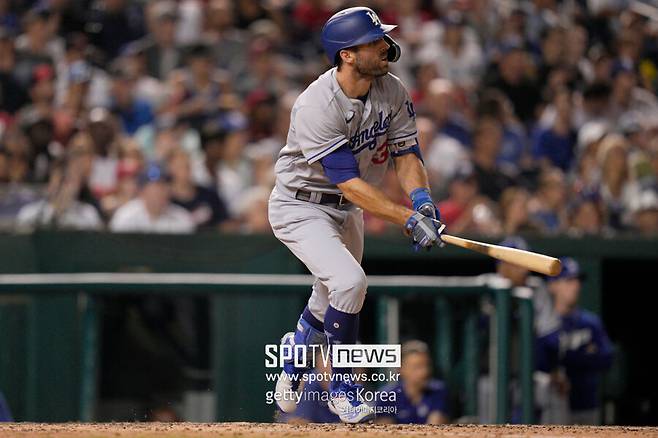 ▲ 내외야를 오가는 슈퍼 유틸리티인 크리스 테일러의 계약 기간은 2025년까지이며, 김혜성은 테일러를 대체할 선수로도 가능성이 있다는 평가다.