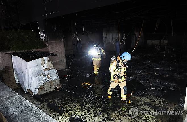 화재 현장 살펴보는 소방관들 (성남=연합뉴스) 홍기원 기자 = 3일 오후 화재가 발생한 경기도 성남시 분당구 야탑동 복합 상가건물에서 소방관들이 현장을 살펴보고 있다. 2025.1.3 [연합뉴스 자료사진. 재판매 및 DB 금지]