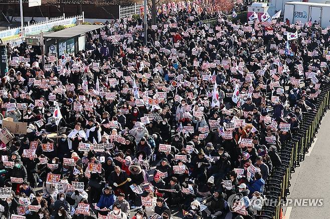 관저 인근 대통령 지지 집회 (서울=연합뉴스) 이정훈 기자 = 4일 서울 용산구 한남동 대통령 관저 인근에서 윤석열 대통령 지지 집회가 열리고 있다. 2025.1.4 uwg806@yna.co.kr