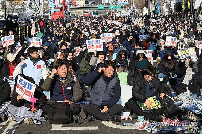 관저 인근 진보단체 집회 (서울=연합뉴스) 이정훈 기자 = 4일 서울 용산구 한남동 대통령 관저 인근에서 민주노총 등 진보단체 회원들이 탄핵 찬성 집회를 하고 있다. 2025.1.4 uwg806@yna.co.kr