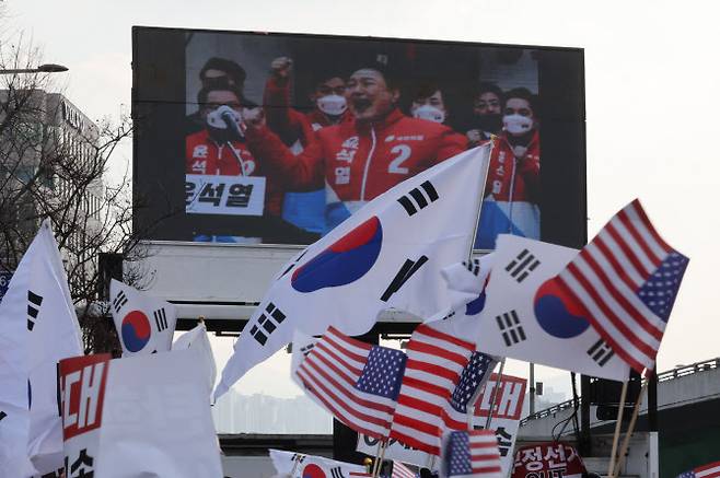 1일 오후 서울 용산구 한남동 대통령 관저 인근에서 윤석열 대통령 지지자들이 윤 대통령에 대한 법원의 체포영장 발부 규탄 집회를 하고 있다. (사진=뉴스1)